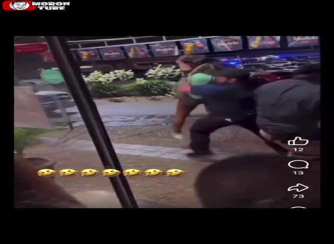 Video :In a restaurant, security personnel attempt to break up a general altercation